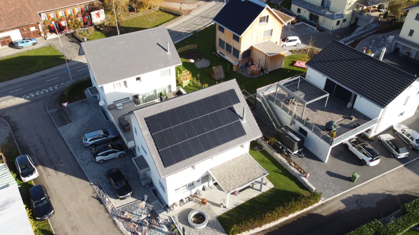 Luftaufnahme einer Dachseite mit einer Solaranlage auf dem Steildach.