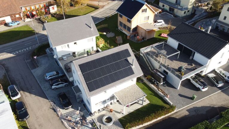 Luftaufnahme einer Steildach Solaranlage auf einem Einfamilienhaus mit 19.1kWp Leistung.