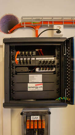 Energiemanagement System mit Solar Manager in einem Serverrack.