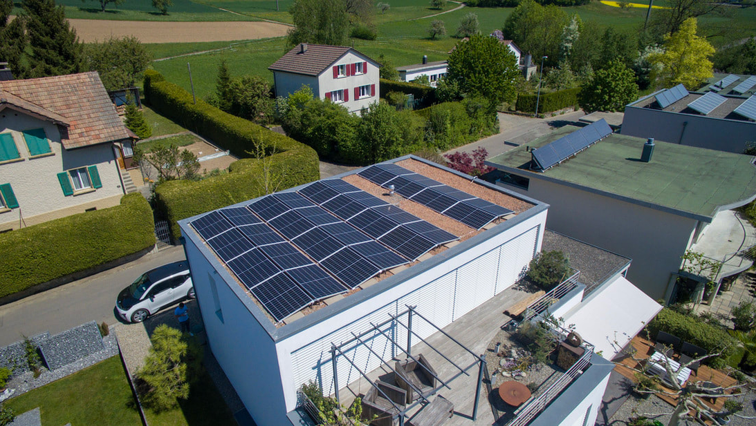 Luftaufnahme einer Flachdach Solaranlage auf einem Einfamilienhaus mit 10kWp Leistung.